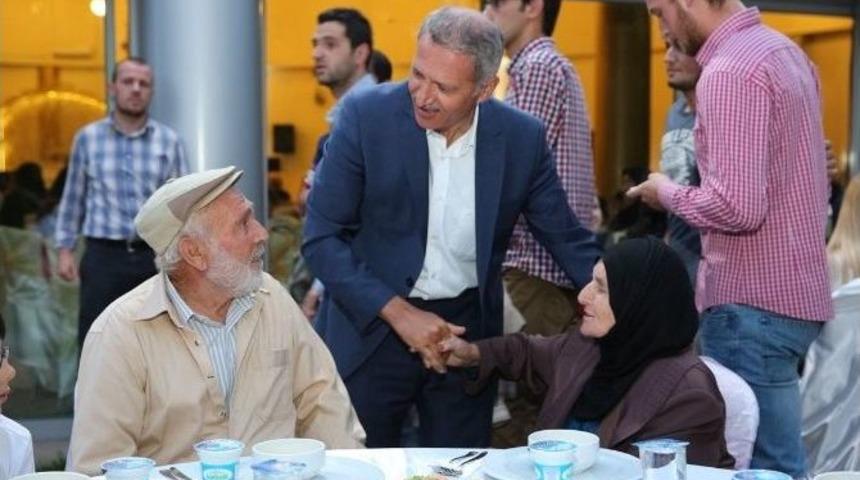 Adapazarı Belediye Başkanı Başkan S&uuml;leyman Dişli, Personel Ve Ailelerini Kapıda Karşıladı