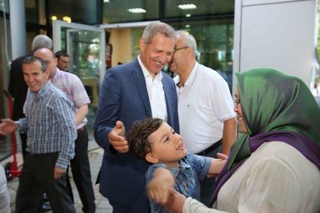 Adapazarı Belediye Başkanı Başkan Süleyman Dişli, Personel Ve Ailelerini Kapıda Karşıladı