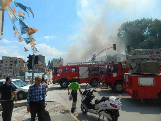 Elyaf Depolarındaki Yangın E-130'u Ulaşıma Kapattı