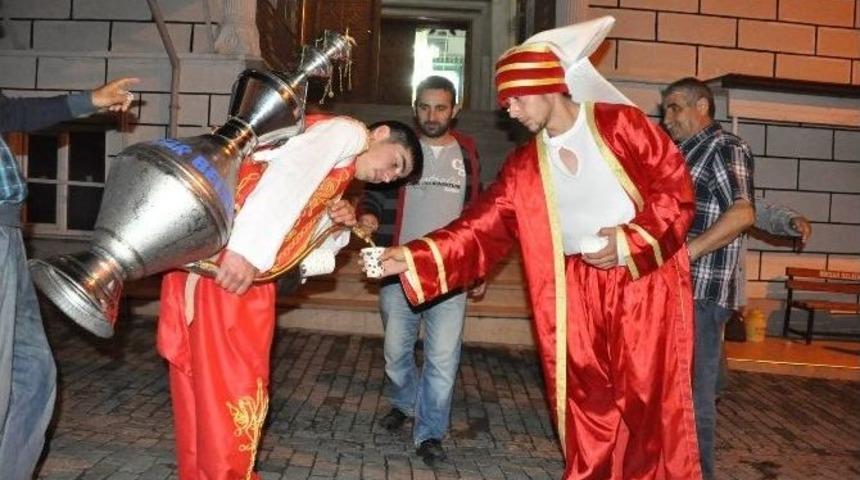 Niksar&rsquo;da Camilerde Limonata Dağıtılıyor