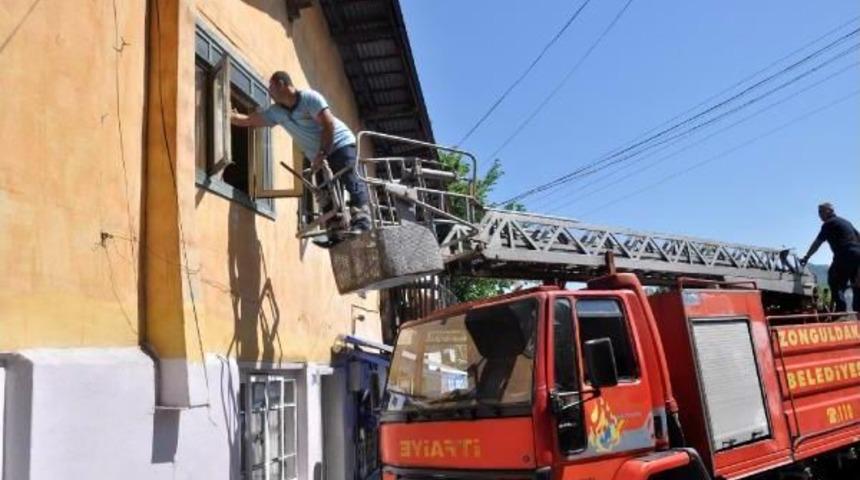 Şizofreni Hastası Kapıyı A&ccedil;mayınca Eve Pencereden Girdiler