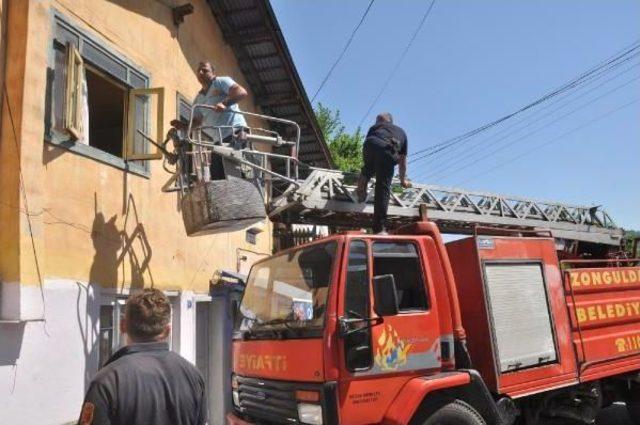 Şizofreni Hastası Kapıyı Açmayınca Eve Pencereden Girdiler