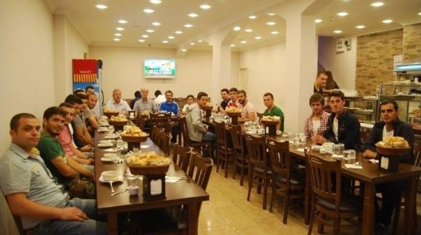 Malkara&rsquo;da Esnaftan G&ouml;zs&uuml;zspor&rsquo;a İftar Yemeği