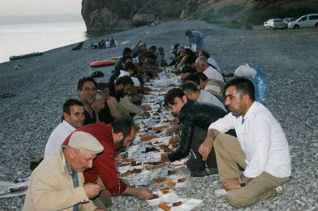 Abyb Üyeleri Amik Sahilinde İftar Açtı