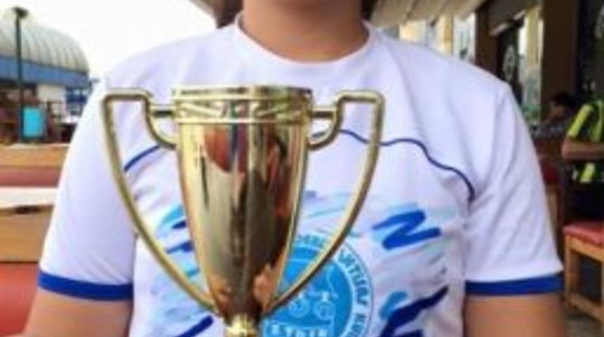 12 Yaşındaki Sudenaz Şampiyon Oldu