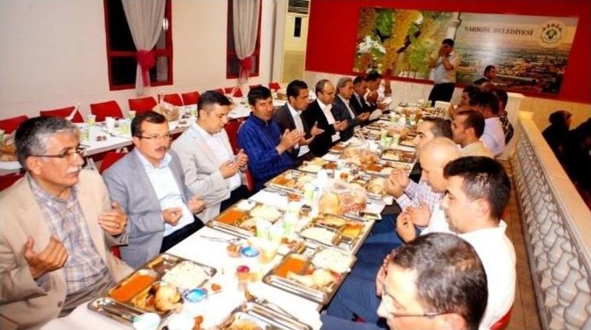 Sarıg&ouml;l Ak Parti Teşkilatı Bin 500 Kişiye İftar Yemeği Verdi