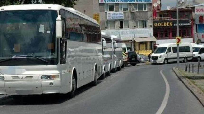 Mahalle Aralarına, Caddelere Park Eden Servis Ara&ccedil;ları Trafiği Boğmaya Başladı