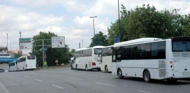 Mahalle Aralarına, Caddelere Park Eden Servis Araçları Trafiği Boğmaya Başladı