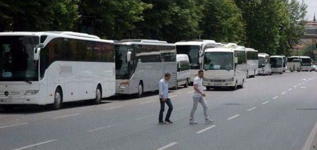 Mahalle Aralarına, Caddelere Park Eden Servis Araçları Trafiği Boğmaya Başladı