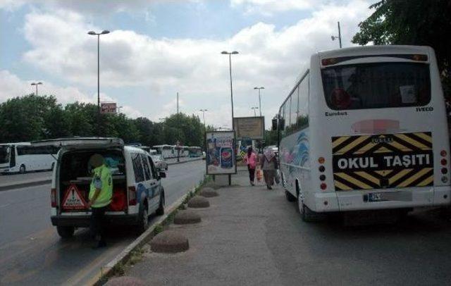 Mahalle Aralarına, Caddelere Park Eden Servis Araçları Trafiği Boğmaya Başladı