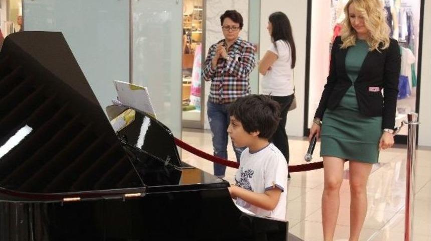 Ankamall&rsquo;da K&uuml;&ccedil;&uuml;k Piyanistlere B&uuml;y&uuml;k İlgi