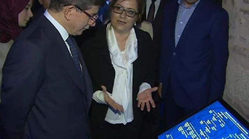 Başbakan Davutoğlu G&uuml;lhane Parkı'nda Horon Tepti