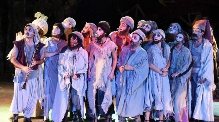 Aliağalılar &lsquo;istanbul Efendisi&rsquo; Oyununu Sevdi