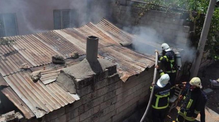 Adıyaman'da Tek Katlı Evin Odunluğunda Yangın