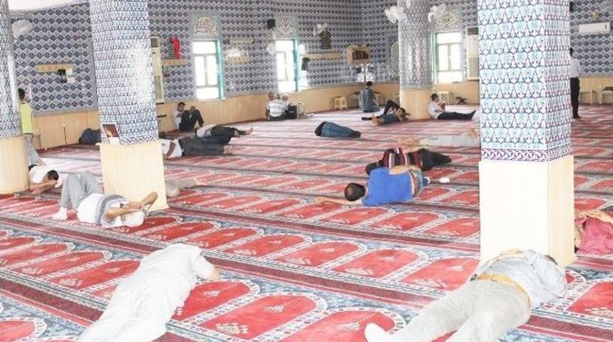 Sıcaktan Bunalan Mardinliler Camilerde Serinliyor