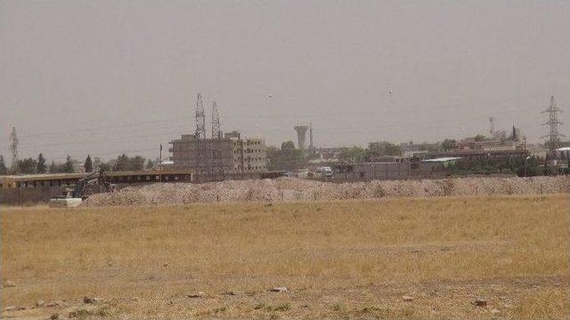 Nusaybin’de Suriye Sınırında Hendek Kazma Çalışmaları Devam Ediyor