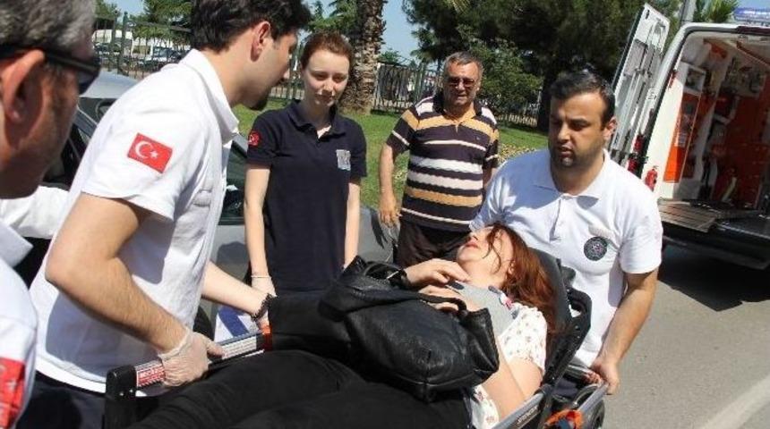 Otomobilin &Ccedil;arptığı Gen&ccedil; Kız Hastanelik Oldu