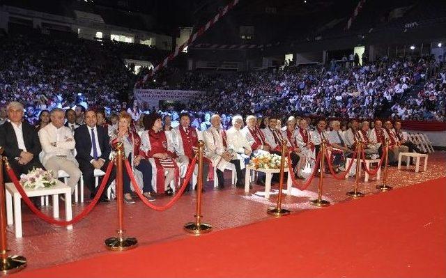 Yeni Yüzyıl Üniversitesi’nin Mezuniyet Heyecanı