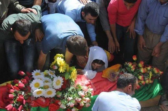 Suriye'de Öldürülen Ypg'li Hakkari'de Toprağa Verildi