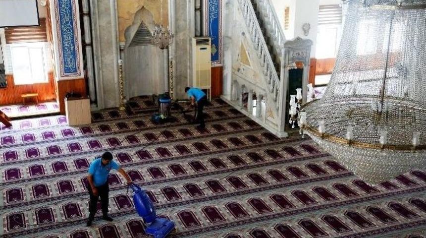 Erdemli Belediyesi&rsquo;nden Cami Temizliği