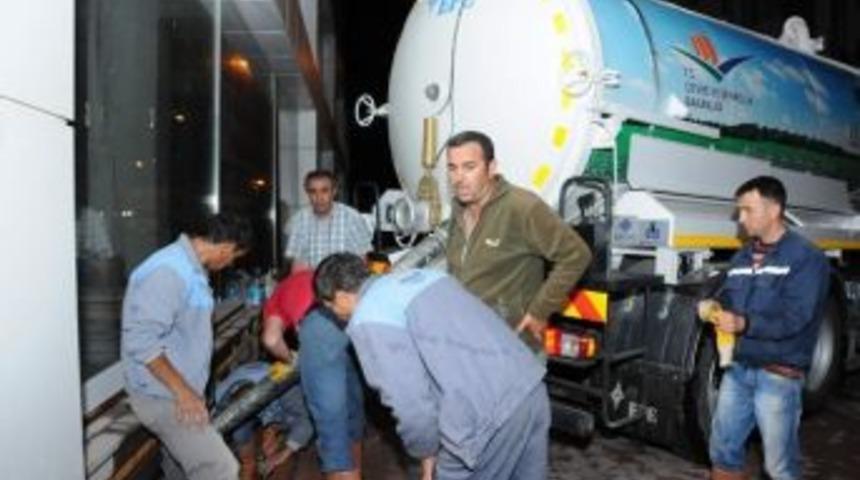 Belediye Yağışlar Nedeni Oluşan &Ccedil;amur Ve Suları Temizledi