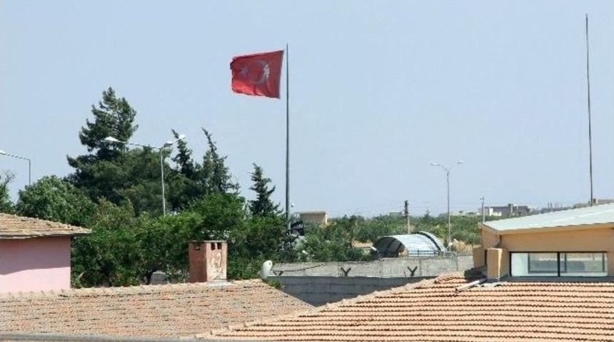 Karkamış&rsquo;ta Işid Bayrağıyla T&uuml;rk Bayrağı Karşı Karşıya Dalgalınyor