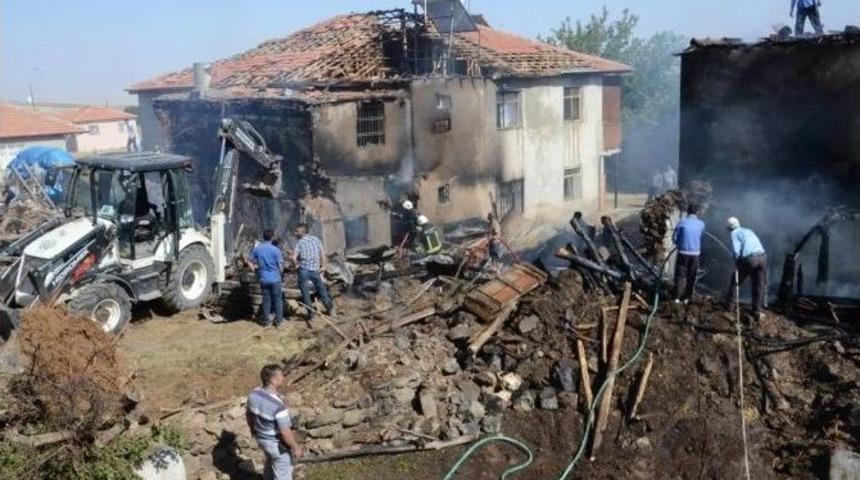 Arguvan’da 4 Ev Yandı