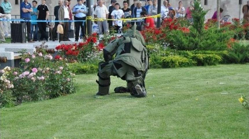 Parkta Şüpheli Çanta Korkuttu