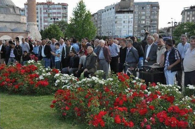 Parkta Şüpheli Çanta Korkuttu