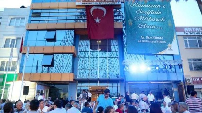 Ak Parti&rsquo;Den K&uuml;sk&uuml;nlerle Barışma Iftarı