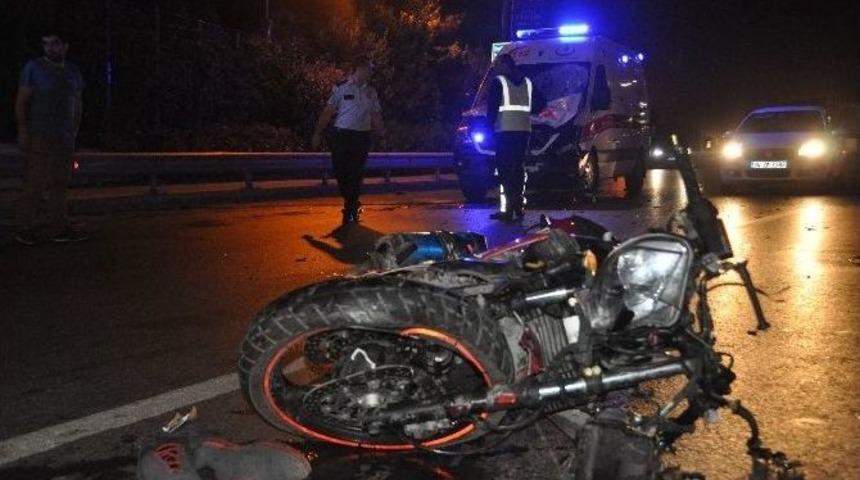 Ambulansla Motosiklet Kafa Kafaya &Ccedil;arpıştı