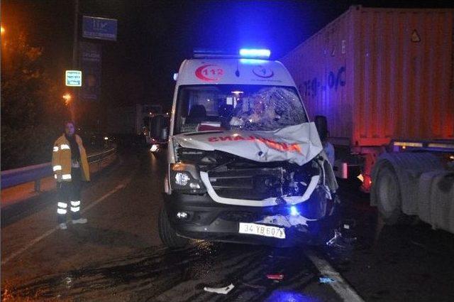 Ambulansla Motosiklet Kafa Kafaya Çarpıştı