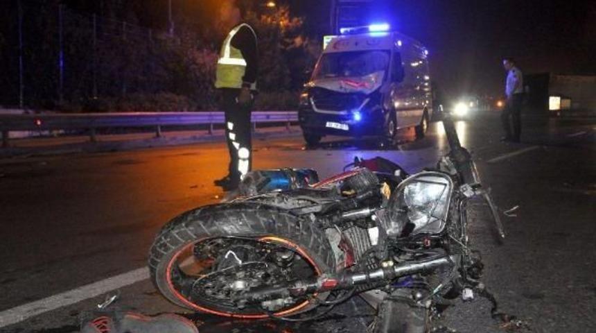 Ambulansla Motosiklet Kafa Kafaya &Ccedil;arpıştı: 3 Yaralı
