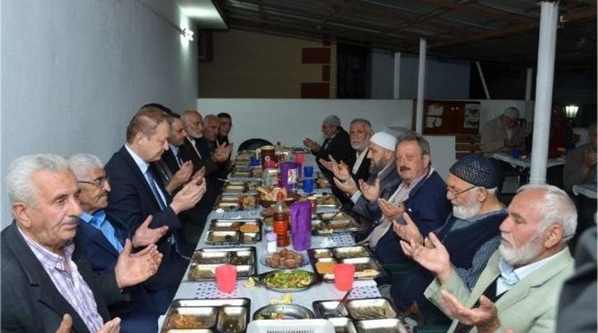 Vali Yavuz Kırıklı K&ouml;y&uuml; Geleneksel İftar Sofrasına Konuk Oldu