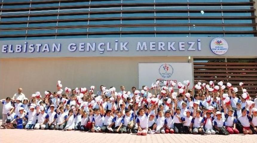 Yaz Okulları İ&ccedil;in Gen&ccedil;lik Merkezi&rsquo;ni Doldurdular