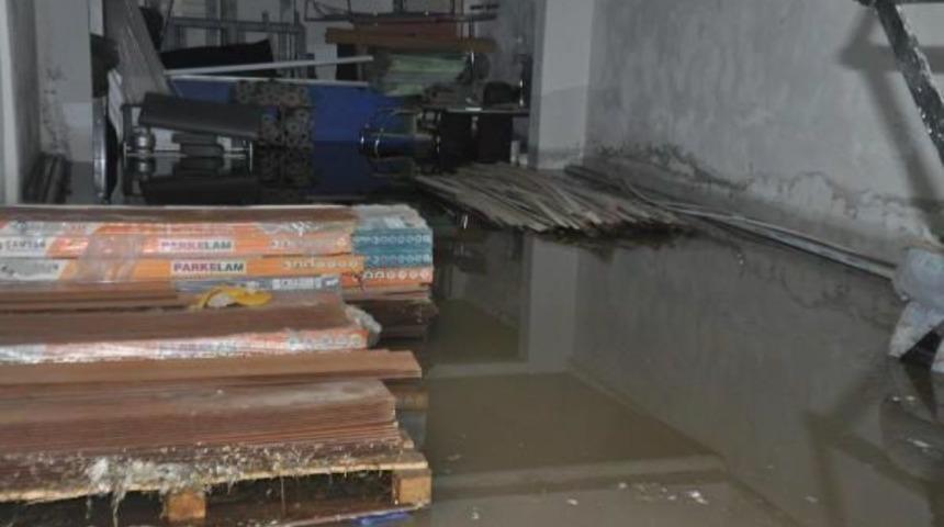 Karaman'da Sel: 10 Evi Su Bastı