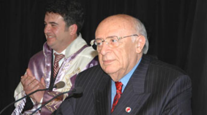 Meydanlara geri dönüyor