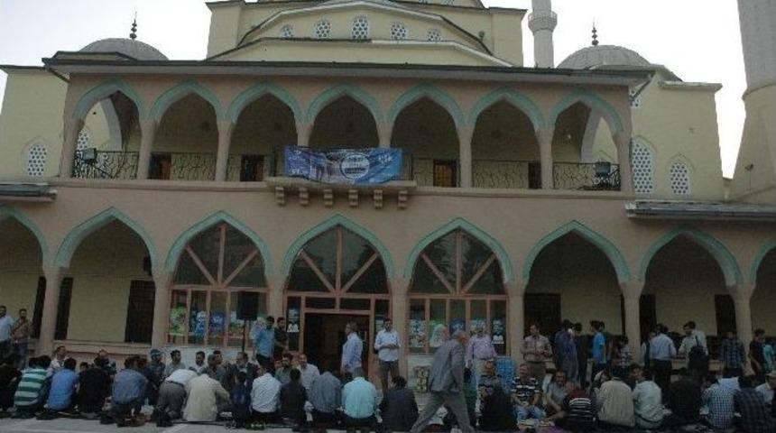 Van&rsquo;da Hurma, Simit Ve Su İle İftar A&ccedil;tılar