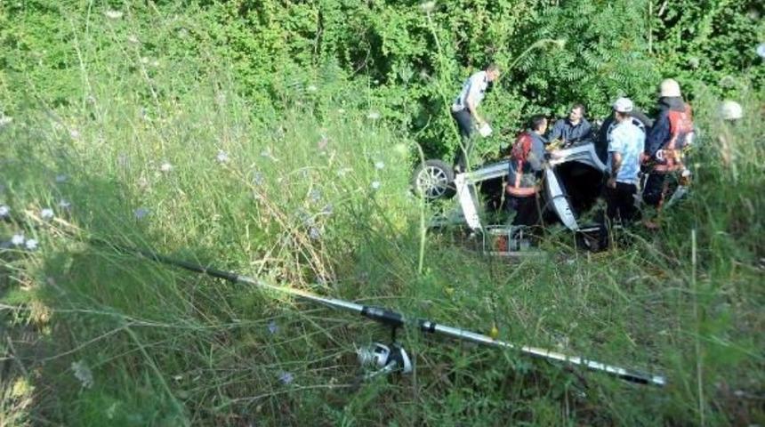 Otomobil Şarampola Yuvarlandı: 1 Kişi &Ouml;ld&uuml; 2 Kişi Yaralandı