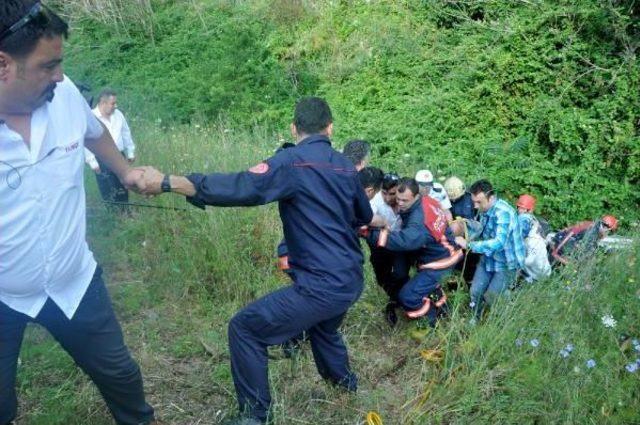 Otomobil Şarampola Yuvarlandı: 1 Kişi Öldü 2 Kişi Yaralandı