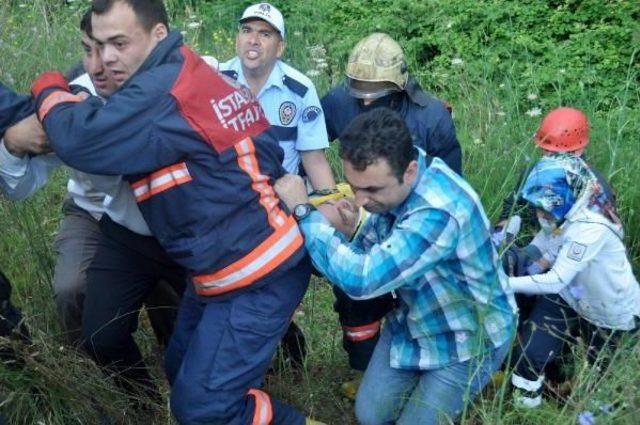 Otomobil Şarampola Yuvarlandı: 1 Kişi Öldü 2 Kişi Yaralandı