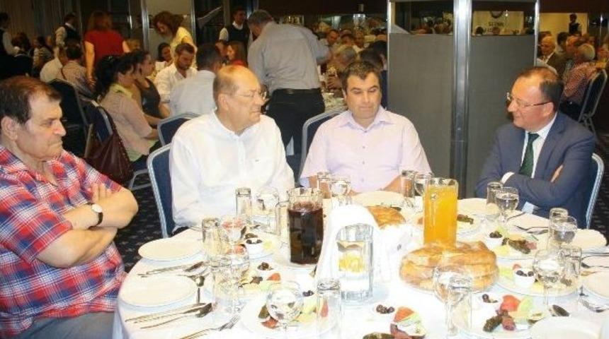 İzmir&rsquo;de Esnaf İftarda Buluştu