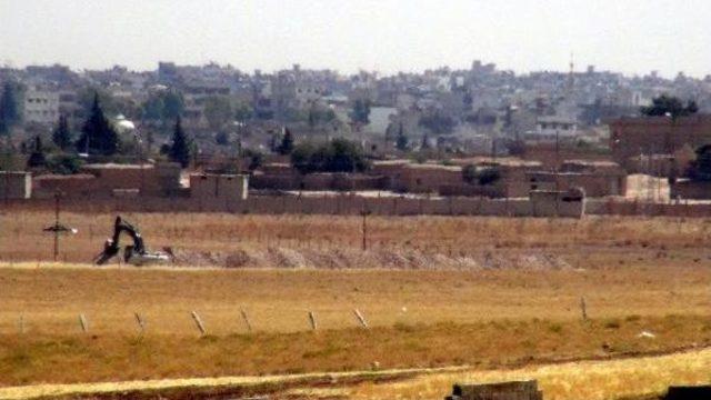 Nusaybin'de Suriye Sınırına Kazılan Hendek 500 Metreye Ulaştı