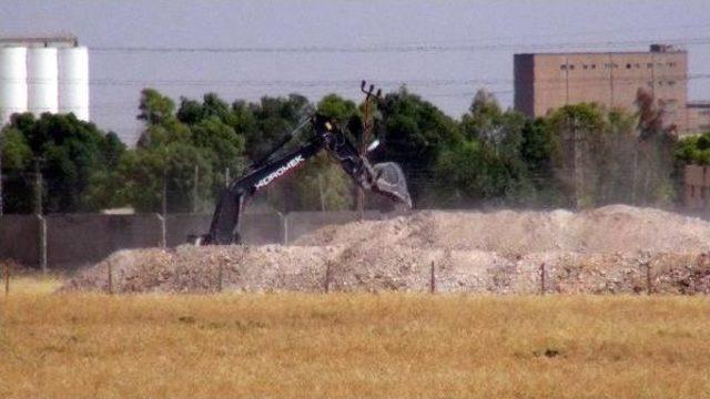 Nusaybin'de Suriye Sınırına Kazılan Hendek 500 Metreye Ulaştı