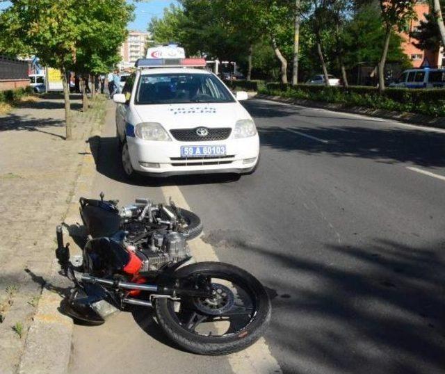 Motosikletle Kaçmak Isterken Polise Çarptı