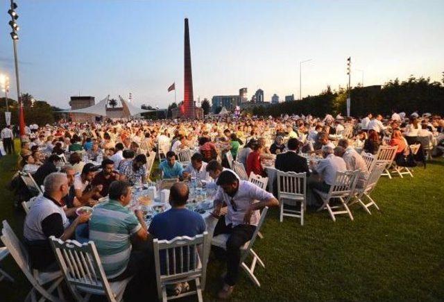 İzmir'de En Büyük Iftar Sofrası Engelliler Için