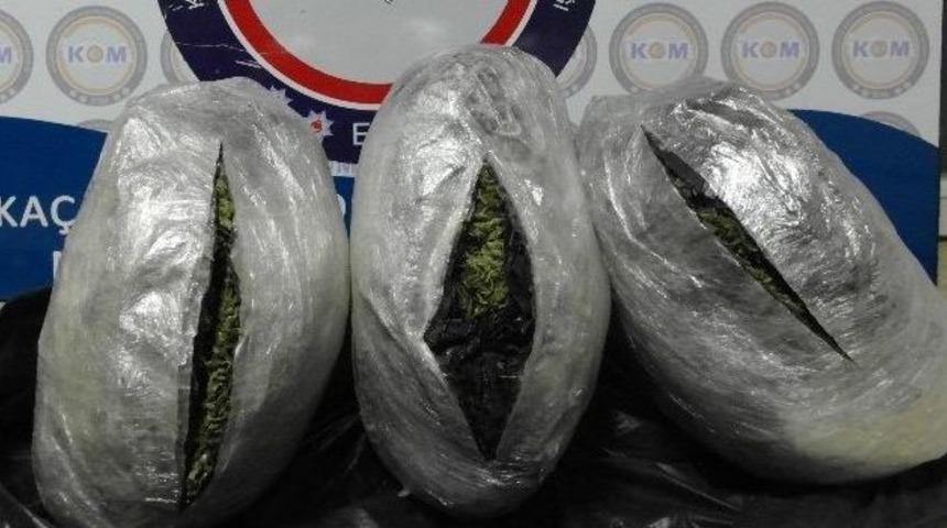 Elazığ&rsquo;da Otomobilde Esrarla Yakalanan 2 Ş&uuml;pheli Tutuklandı