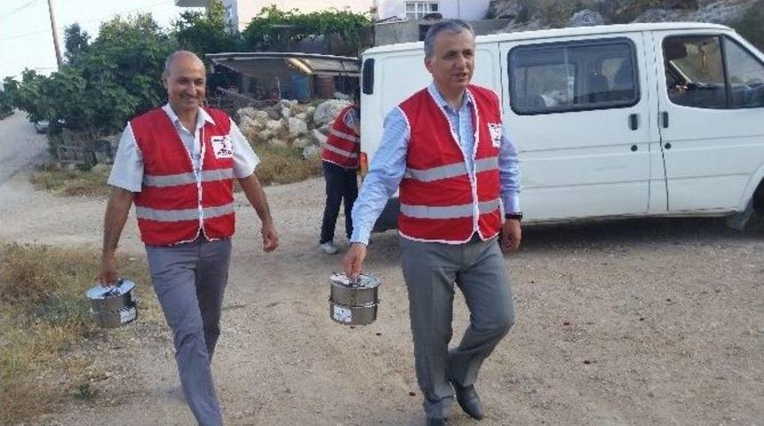 Kaymakam Cinbir Sıcak Yemek Dağıttı
