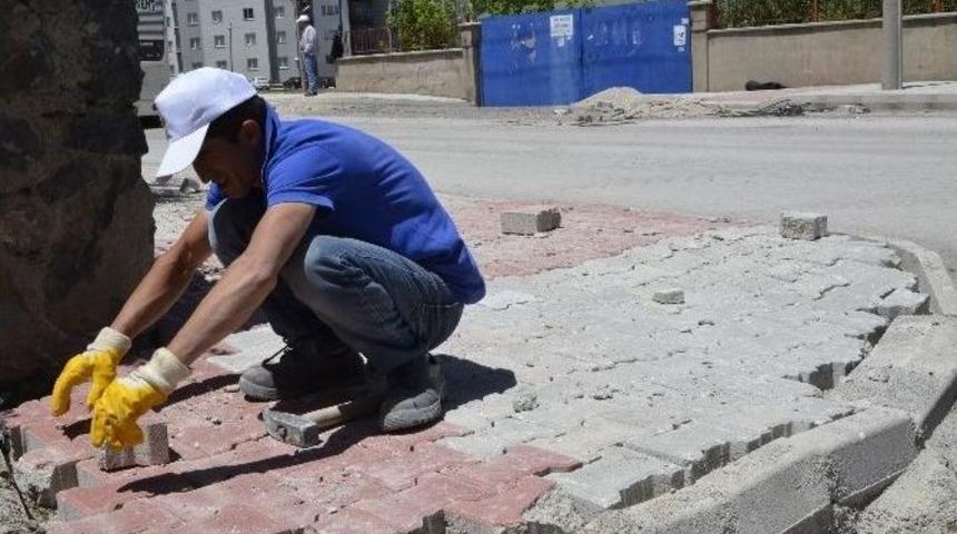 Mahalle Sakinlerinden Başkan Bulutlara Pankartlı Teşekk&uuml;r