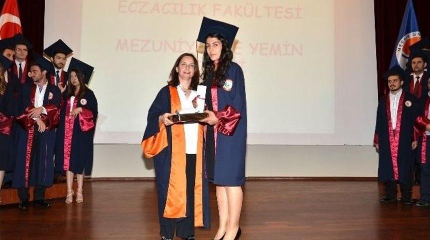 Eczacılık Fak&uuml;ltesi&rsquo;nde Mezuniyet Heyecanı